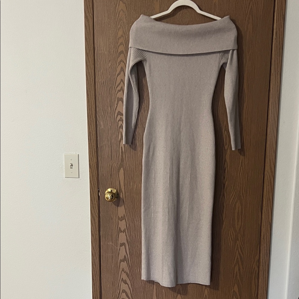 Abercrombie & Fitch Off-Shoulder Cream midi sweater Dress